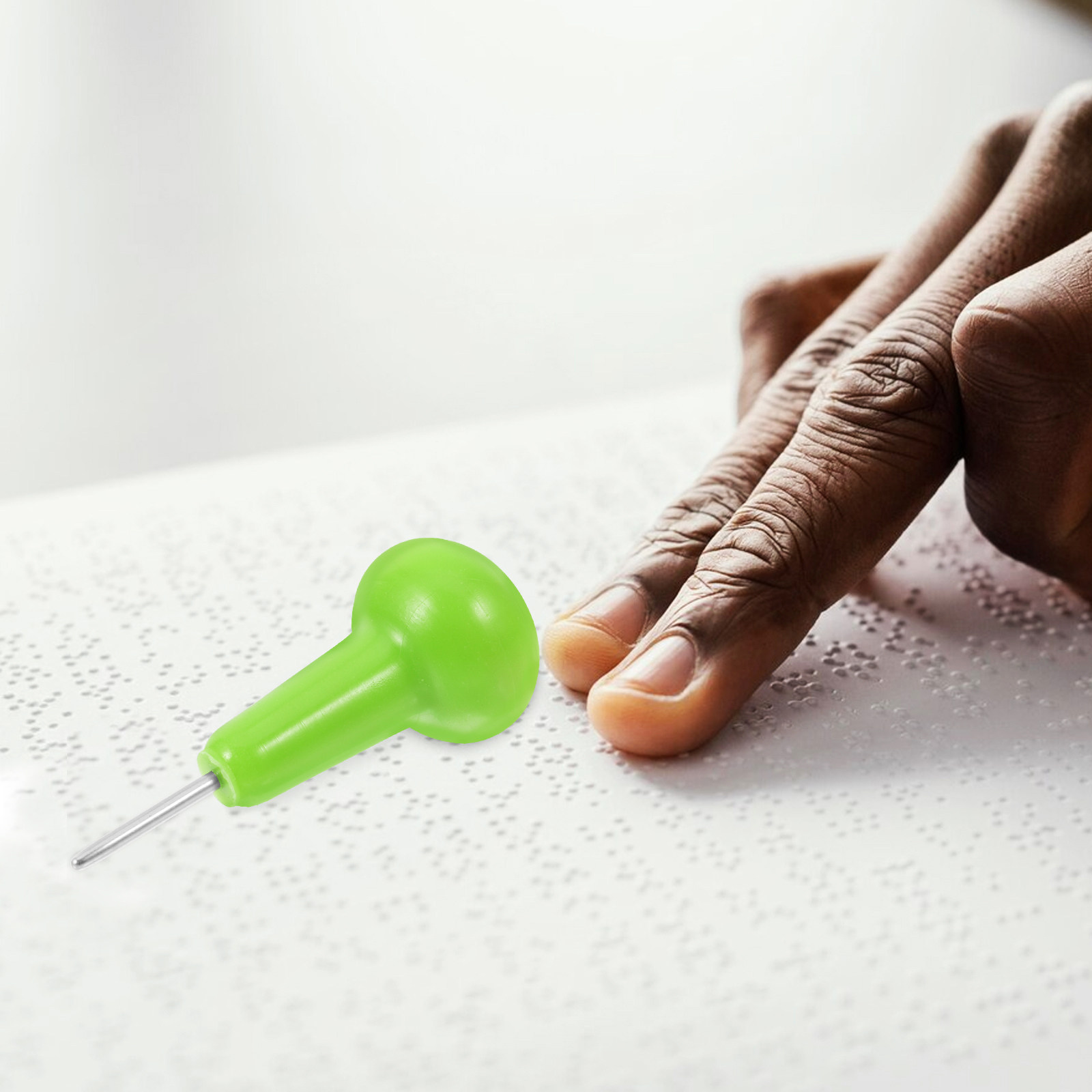 Writing Tools - 視覚障碍者向け学習用筆記具。緑色の携帯型点字ペン。触覚による点字ツール。人間工学に基づいた設計。PP製、ステンレス製。